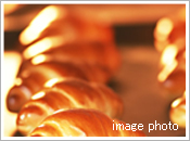 パンを焼いているイメージ写真
